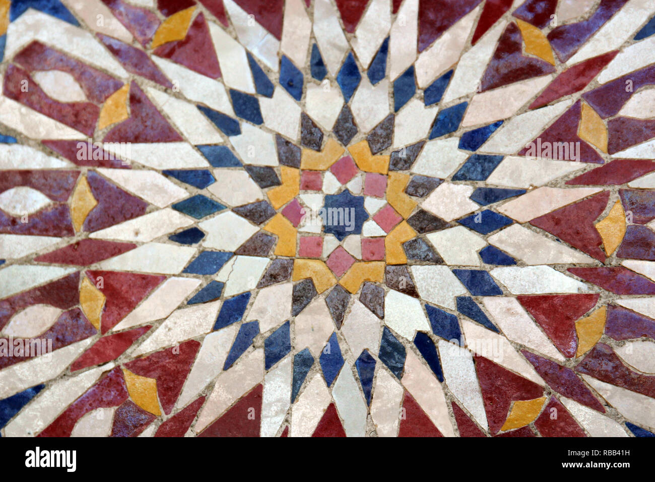Close Up Marokkanische Fliesen In Einem Sternformigen Muster Mit Rot Gelb Blau Weiss Und Rosa Kacheln Stockfotografie Alamy
