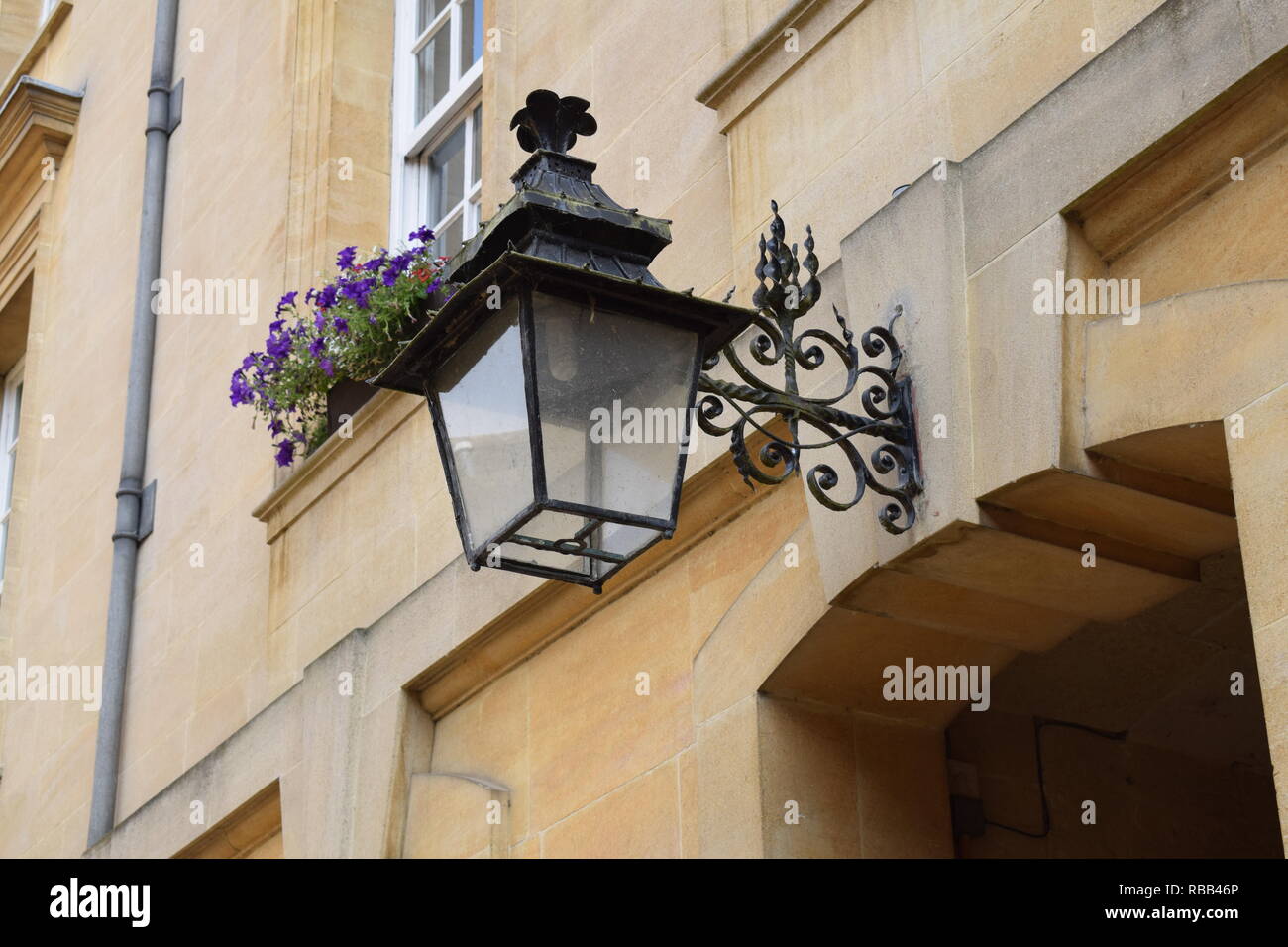 Lampe an der Wand des Corpus Christi College in Oxford Stockfoto