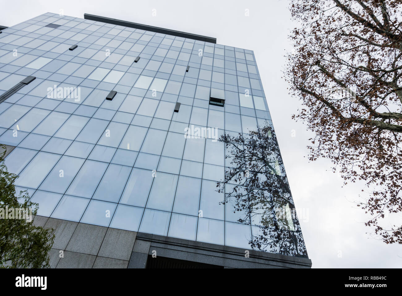 Unterseite Panoramablick und Blick auf Wolkenkratzer, Business Architecture - 21. Dezember 2018, Slowenien Bezigrad Stockfoto