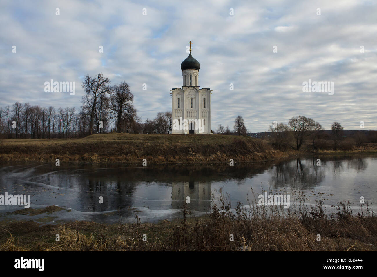 Kirche der Fürsprache auf der Bogolyubovo Nerl Fluss in der Nähe von Wladimir, Russland. Stockfoto