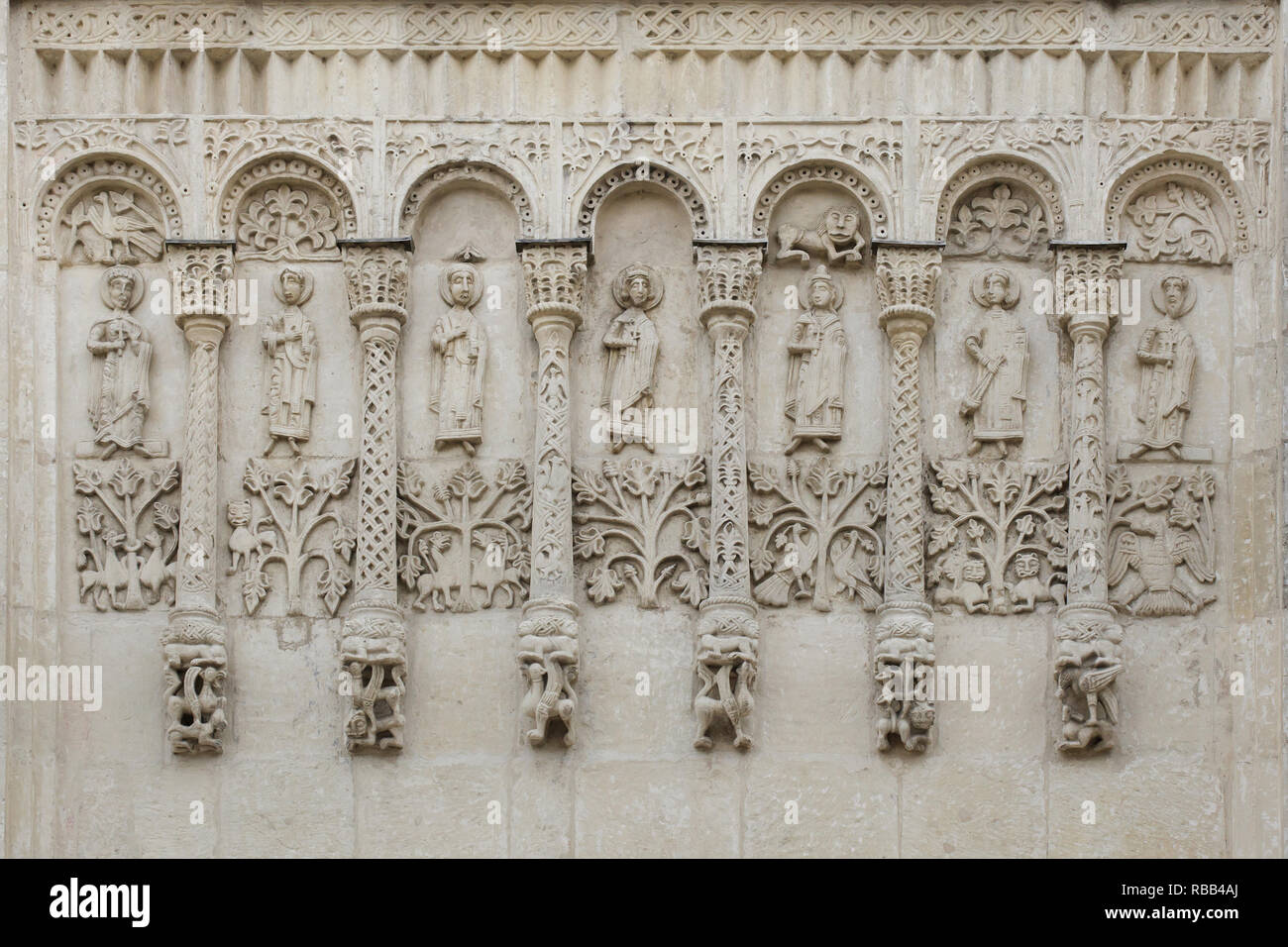 Mittelalterliche aus weißem Stein geschnitzte blind Arcade aus dem 12. Jahrhundert an der nördlichen Fassade der Kathedrale von Saint Demetrius in Wladimir, Russland. Die einzige vollständig erhaltene Fragment aus dem 12. Jahrhundert an der Fassade. Stockfoto