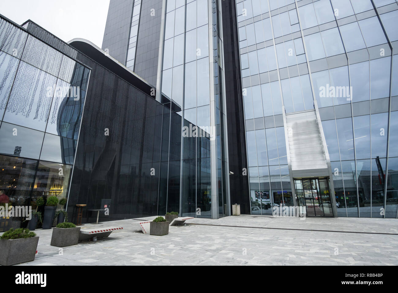 Unterseite perspektivische Ansicht Wolkenkratzer, Business Architecture - 22. Dezember 2018 Crystal Palace, Slowenien Stockfoto