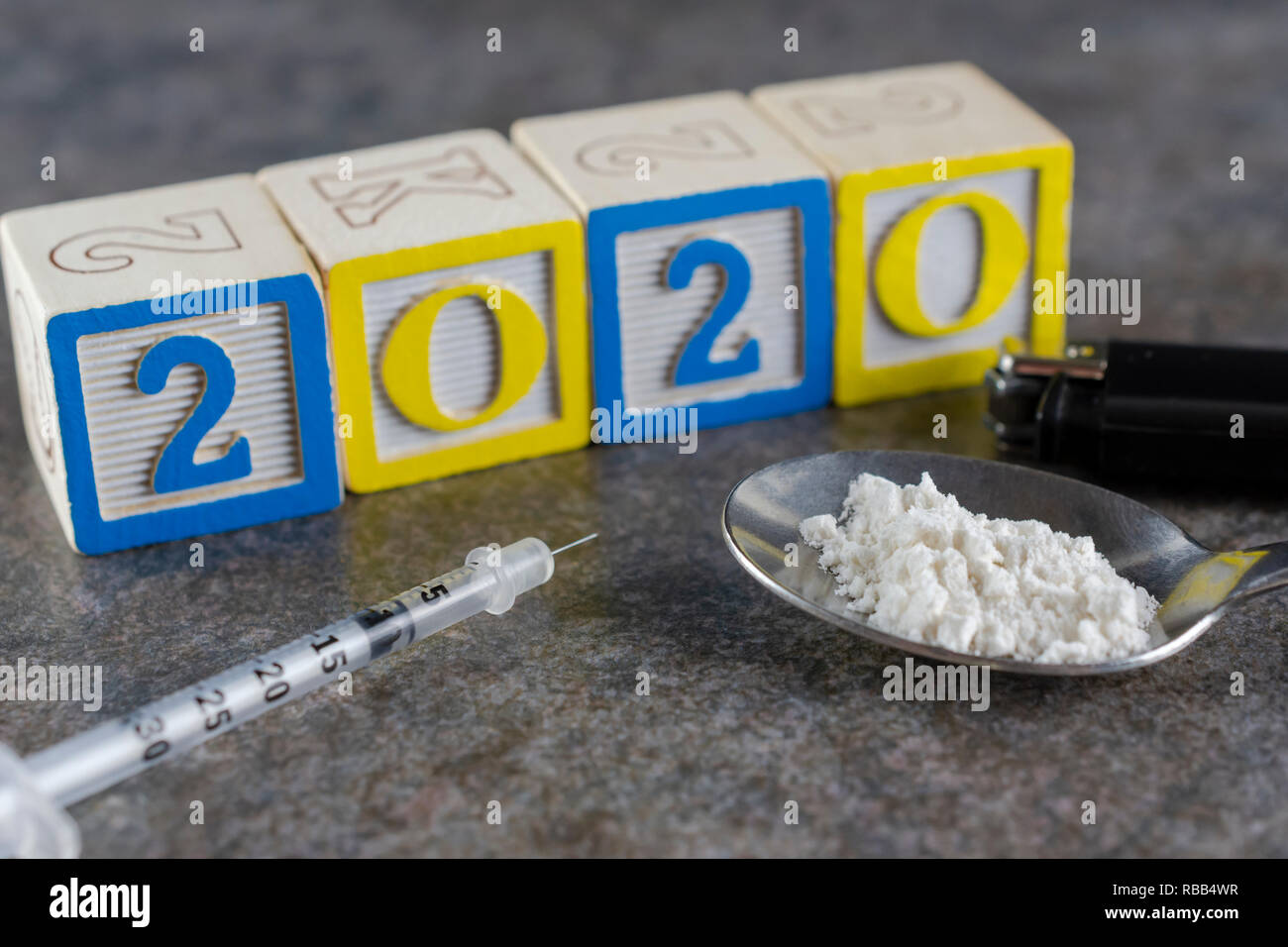 2020 Jahr der Medikamente? Spritze mit einem Löffel mit weißem Pulver (weißes Mehl illegale Drogen darzustellen) und ein Feuerzeug aus der Nähe. Stockfoto