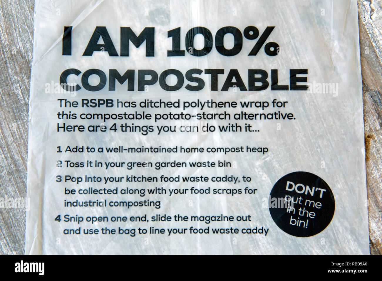 Kompostierbar und biologisch abbaubare Abdeckung oder Beutel von der RSPB Magazin aus Kartoffelstärke. Stockfoto