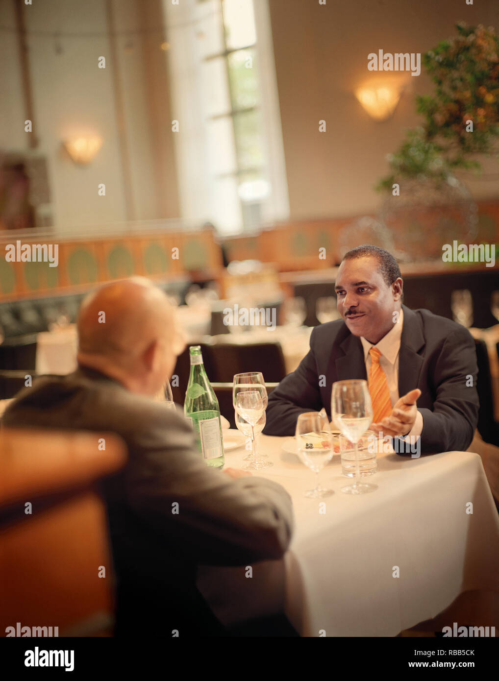 Zwei Geschäftsleute in eine ernsthafte Diskussion am Tisch eines Restaurants. Stockfoto