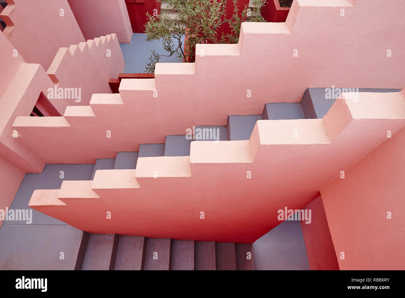 Geometrische Gebäude Treppen. Die rote Wand, La Manzanera. Calpe, Spanien Stockfoto