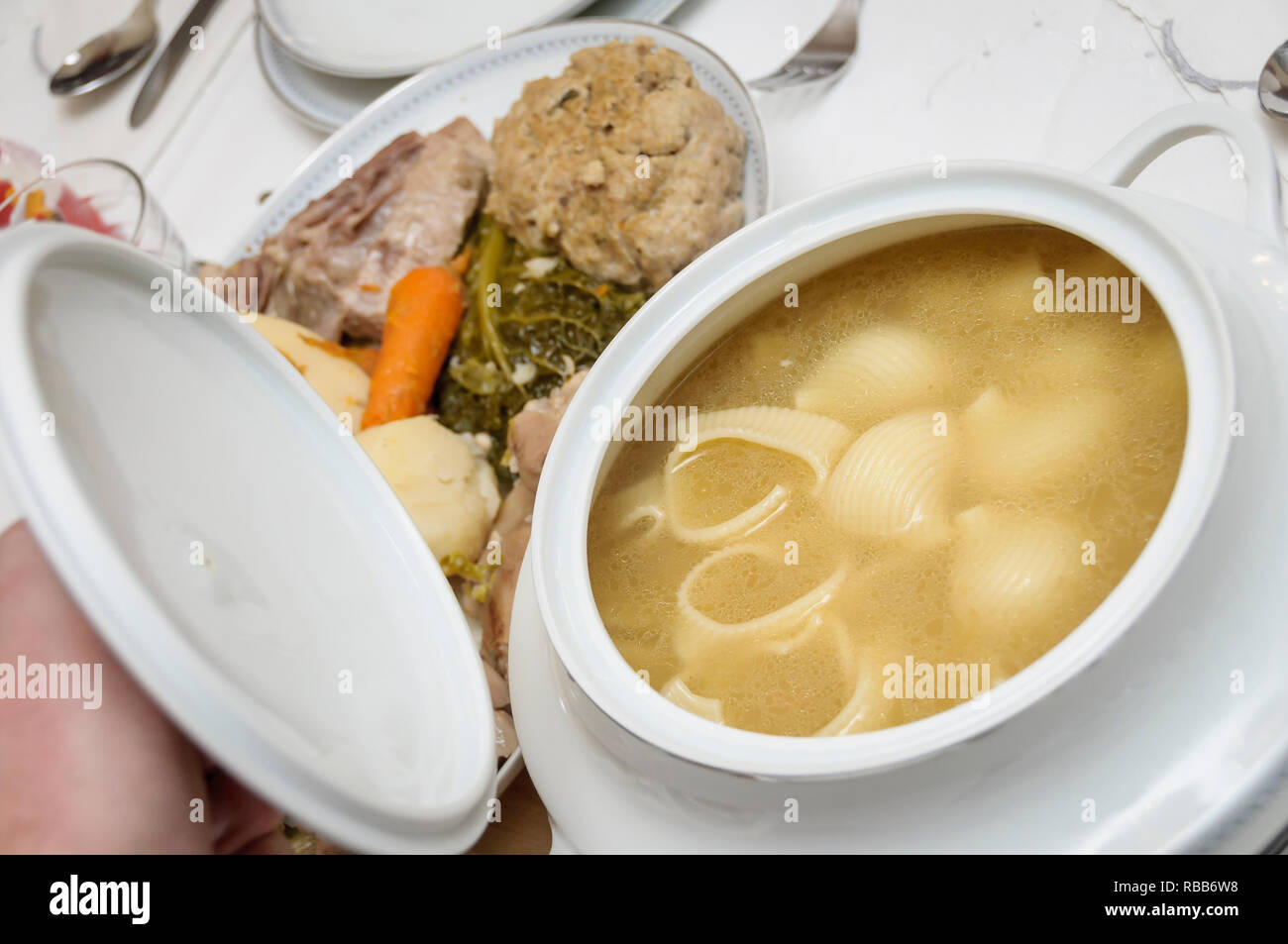 Escudella i Carn d'Olla (Katalanisch gedünstet). Stockfoto
