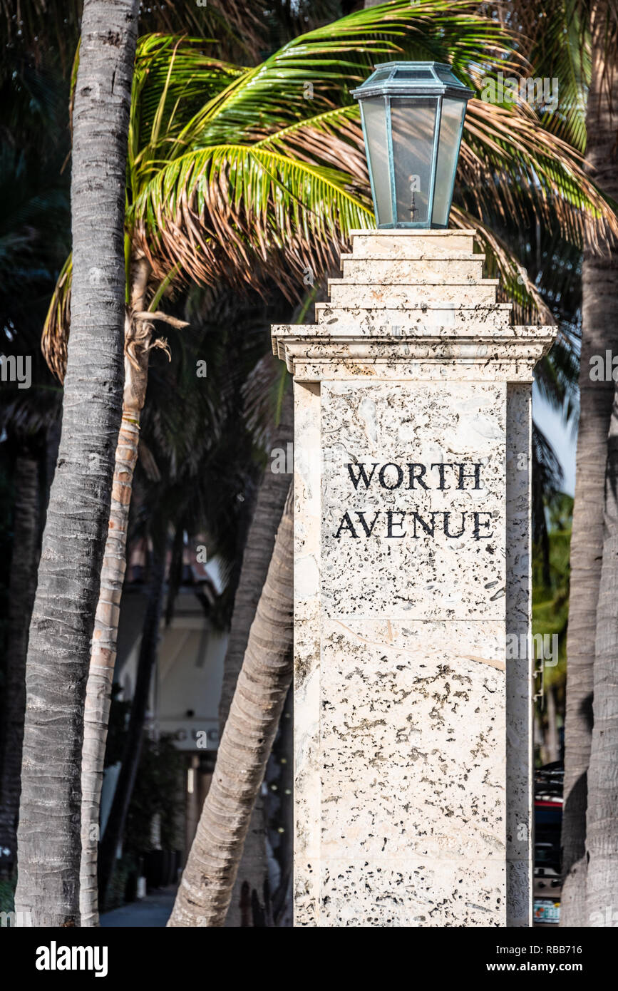 Lamp Post Eingang zum weltberühmten Worth Avenue in Palm Beach, Florida. (USA) Stockfoto