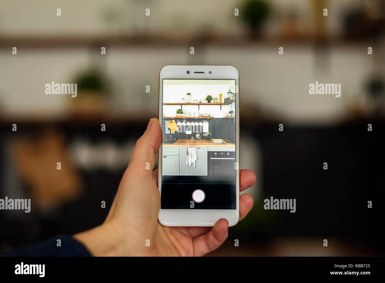 Die Küche Bild per Handy. Plan weiße Küche mit Holz- offene Fachböden öffnen Stockfoto