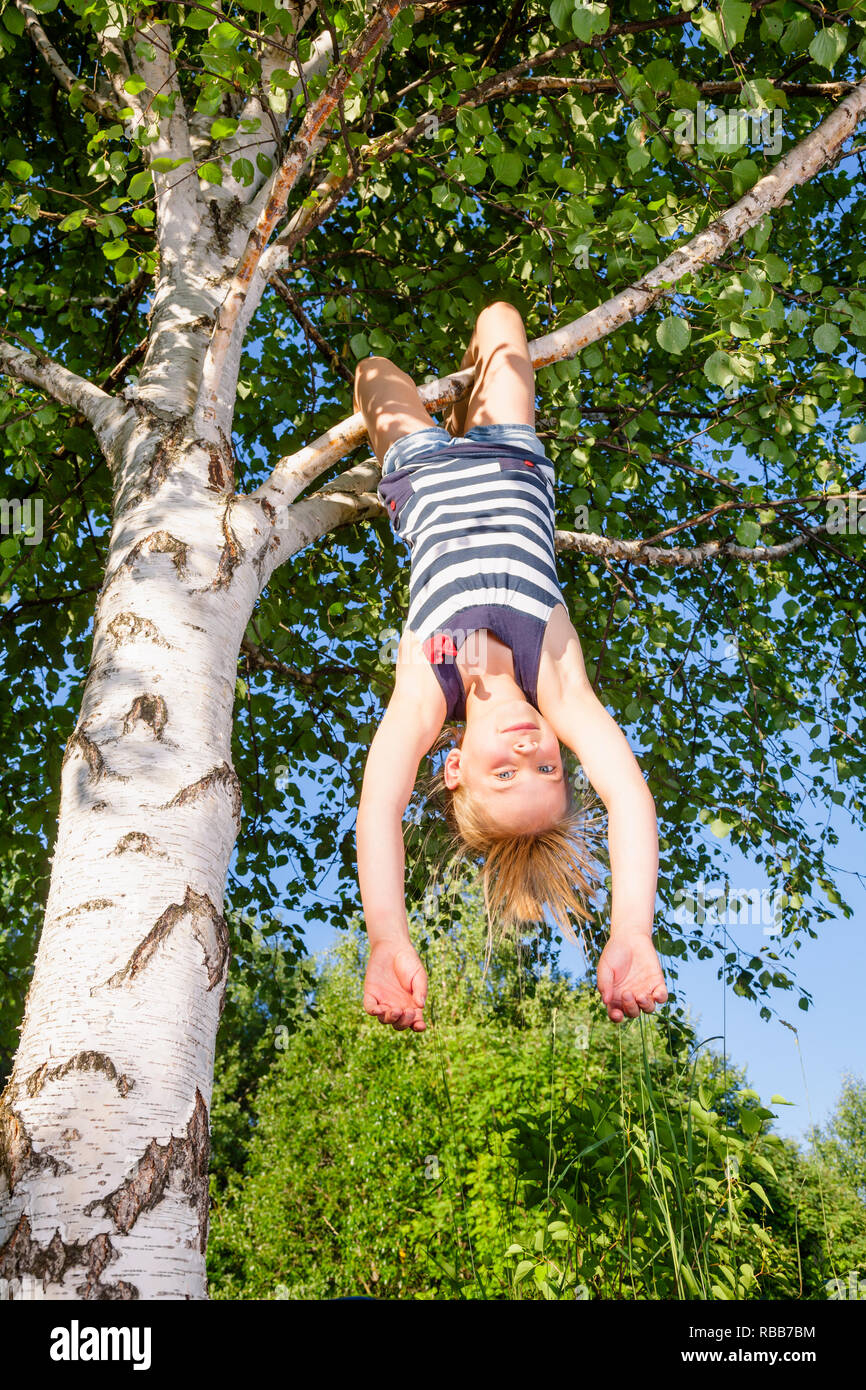 Low Angle View der glücklichen Mädchen den Kopf aus einer Birke auf Kamera genießen Sommer hängen Stockfoto