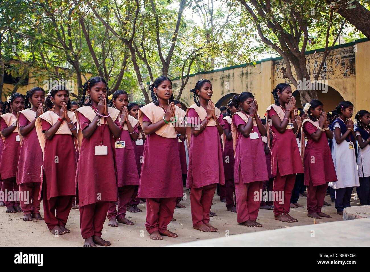 Arunachala, Tiruvannamalai, Tamil Nadu in Indien, Januar 30, 2018: Indische öffentliche Schule, Kinder in Schuluniformen neuer Tag Gruß Stockfoto