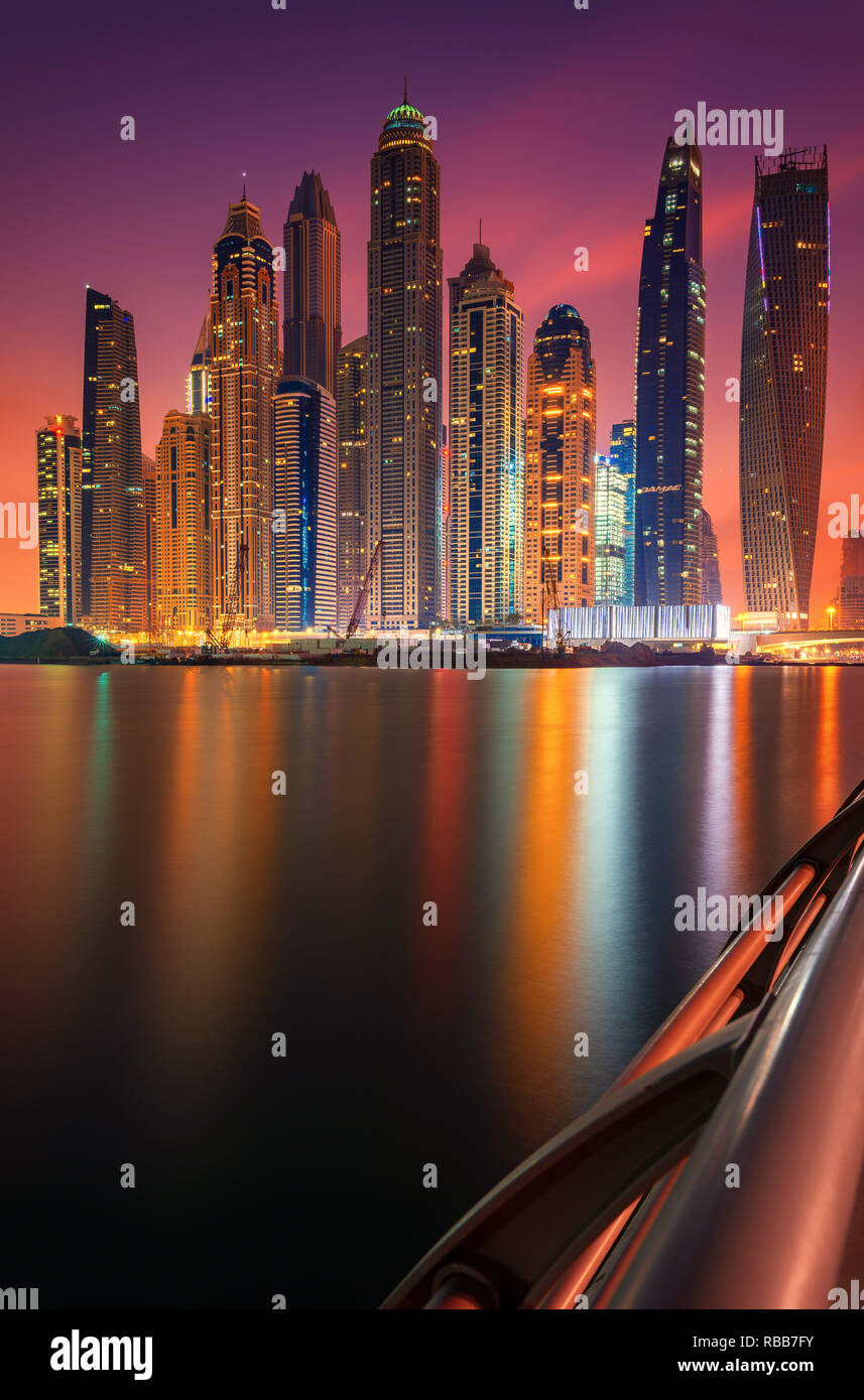 Schönen Skyline von Dubai Marina in der Nacht in den Vereinigten Arabischen Emiraten Stockfoto