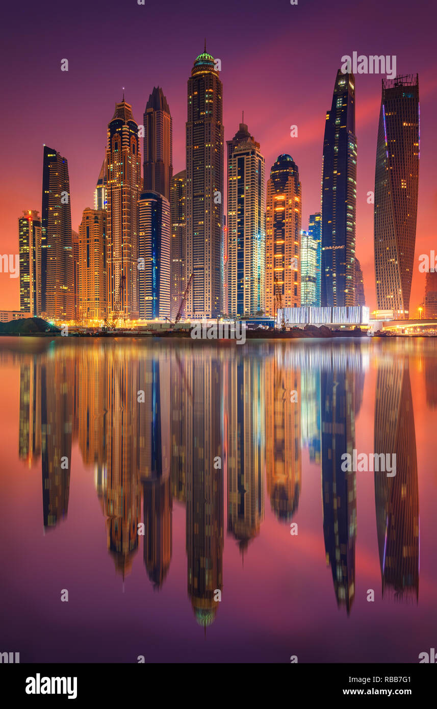 Schönen Skyline von Dubai Marina in der Nacht in den Vereinigten Arabischen Emiraten Stockfoto