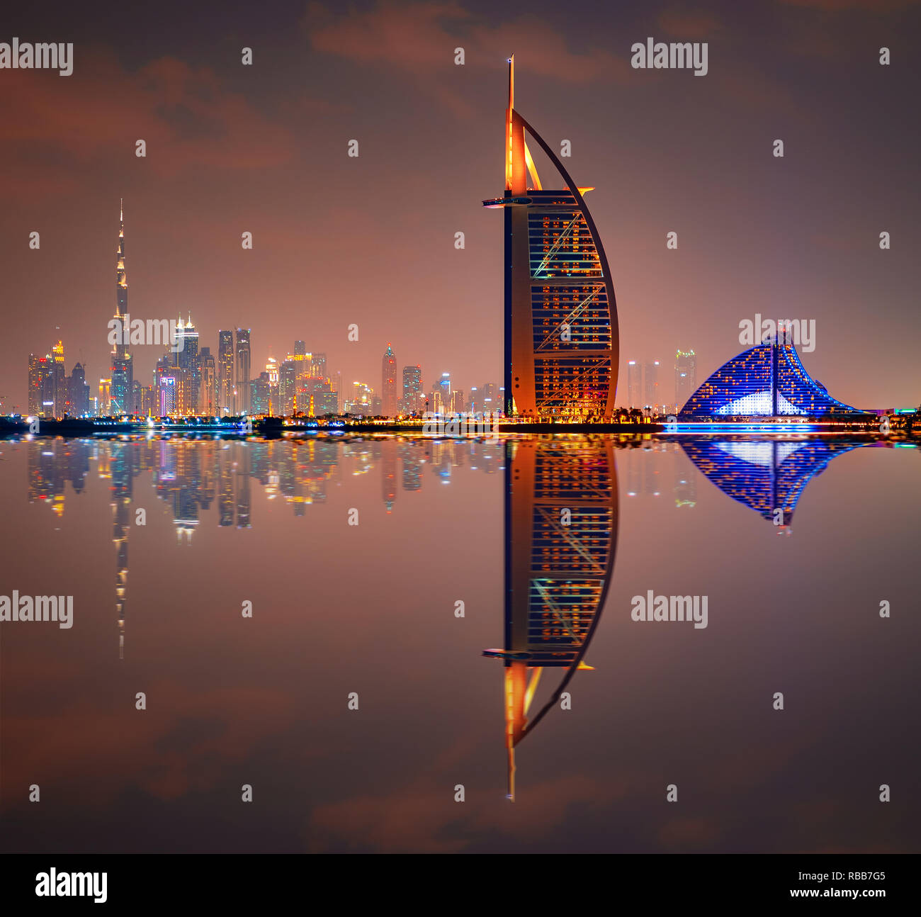 Burj Al Arab, Burj Khalifa in einem schönen Panoramablick auf die Skyline bei Nacht in Dubai, VAE Stockfoto