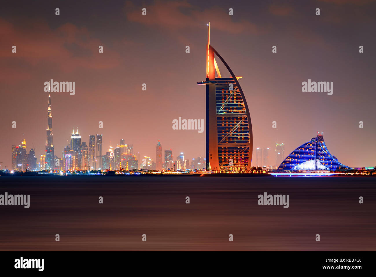 Burj Al Arab, Burj Khalifa in einem schönen Panoramablick auf die Skyline bei Nacht in Dubai, VAE Stockfoto