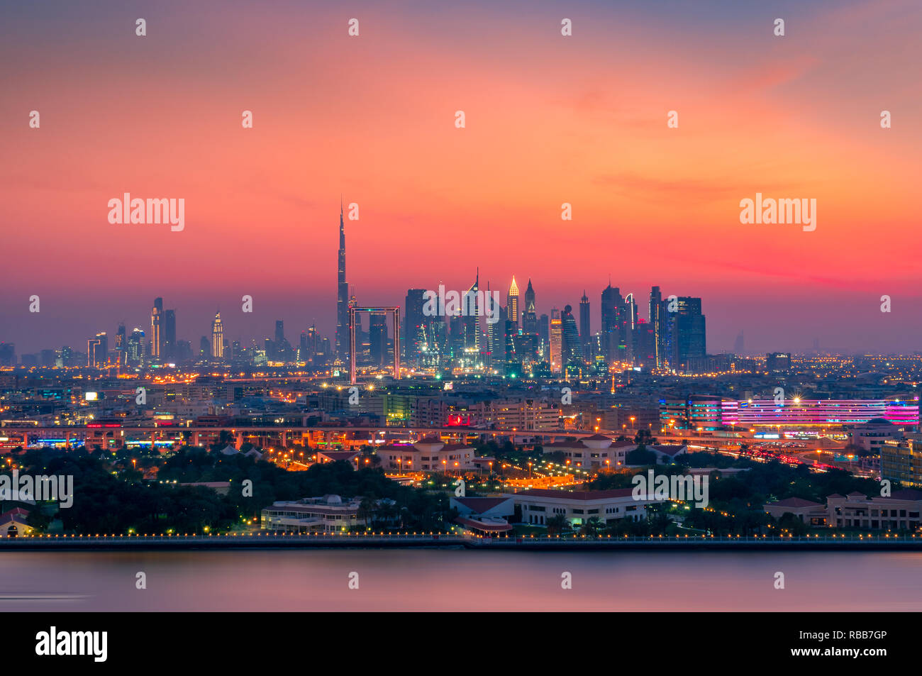 Schone Skyline Von Dubai Stadt Bei Nacht In Vereinigte Arabische Emirate Stockfotografie Alamy