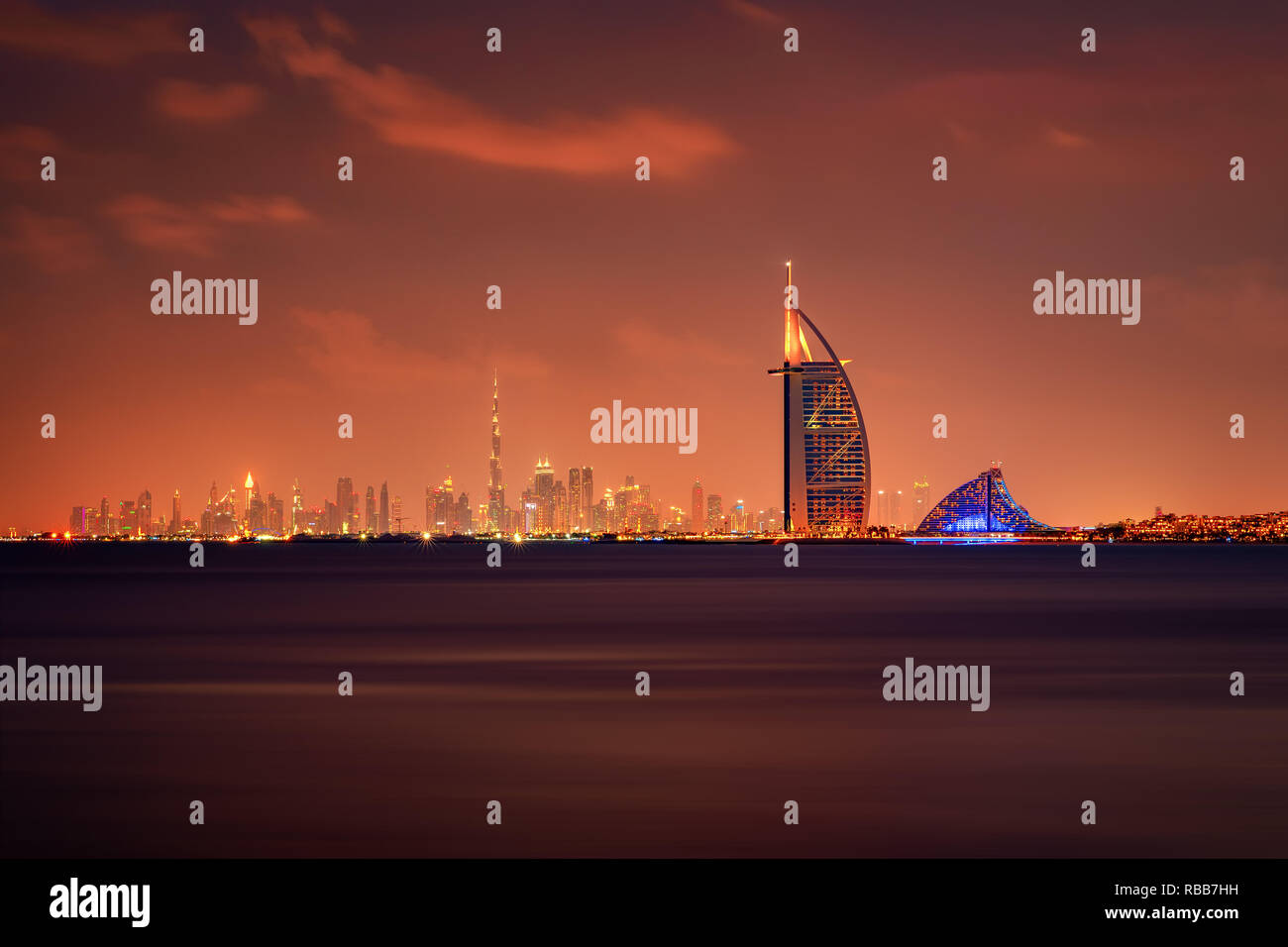 Burj Al Arab, Burj Khalifa in einem schönen Panoramablick auf die Skyline bei Nacht in Dubai, VAE Stockfoto
