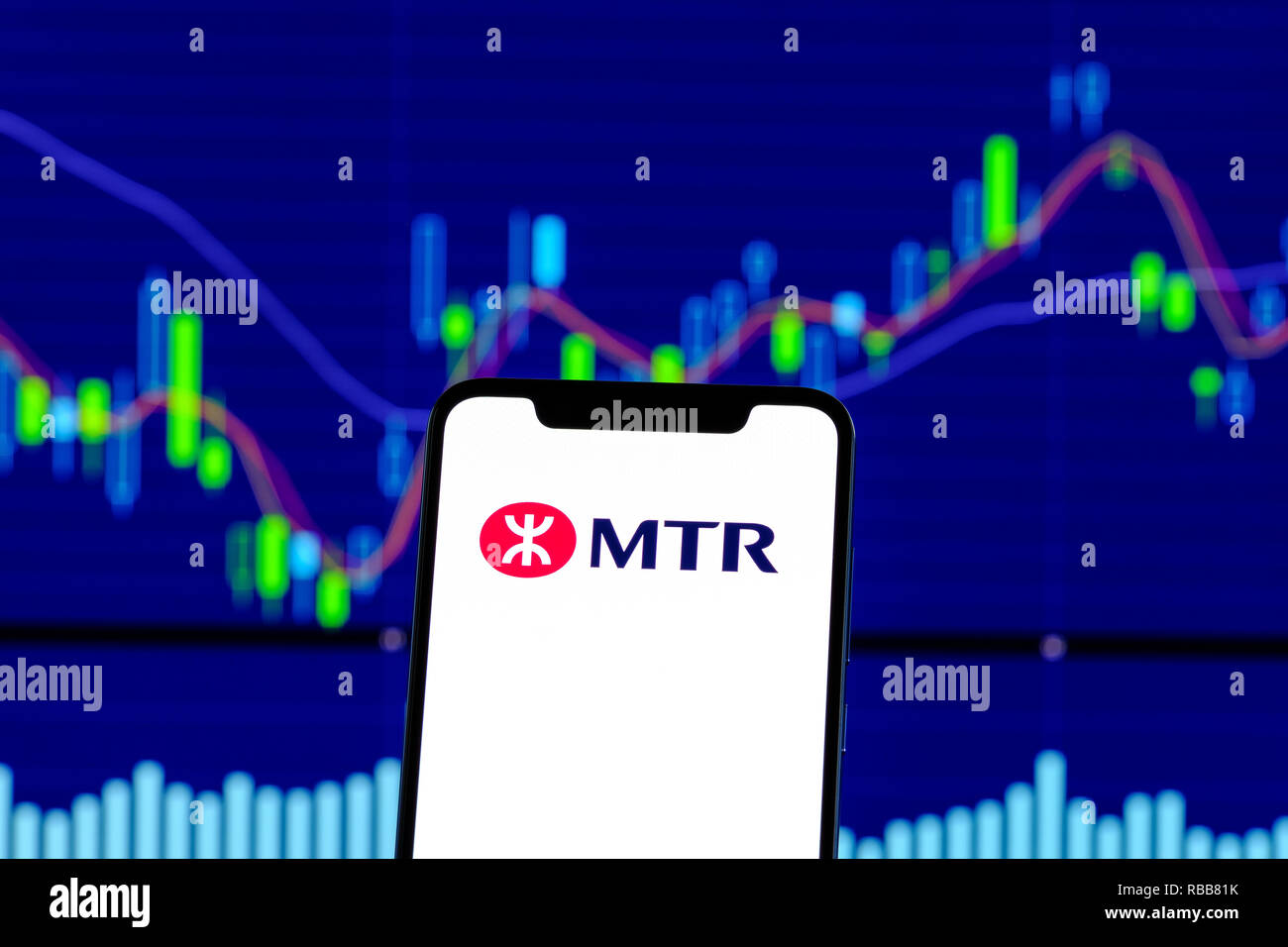 MTR-Logo ist auf einem Smartphone über Stock chart Stockfoto