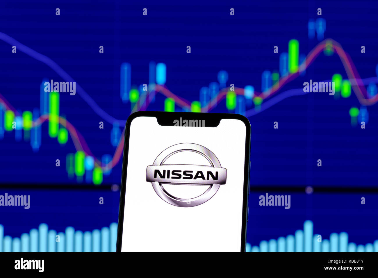 Nissan Logo auf einem Smartphone über Stock chart Stockfoto