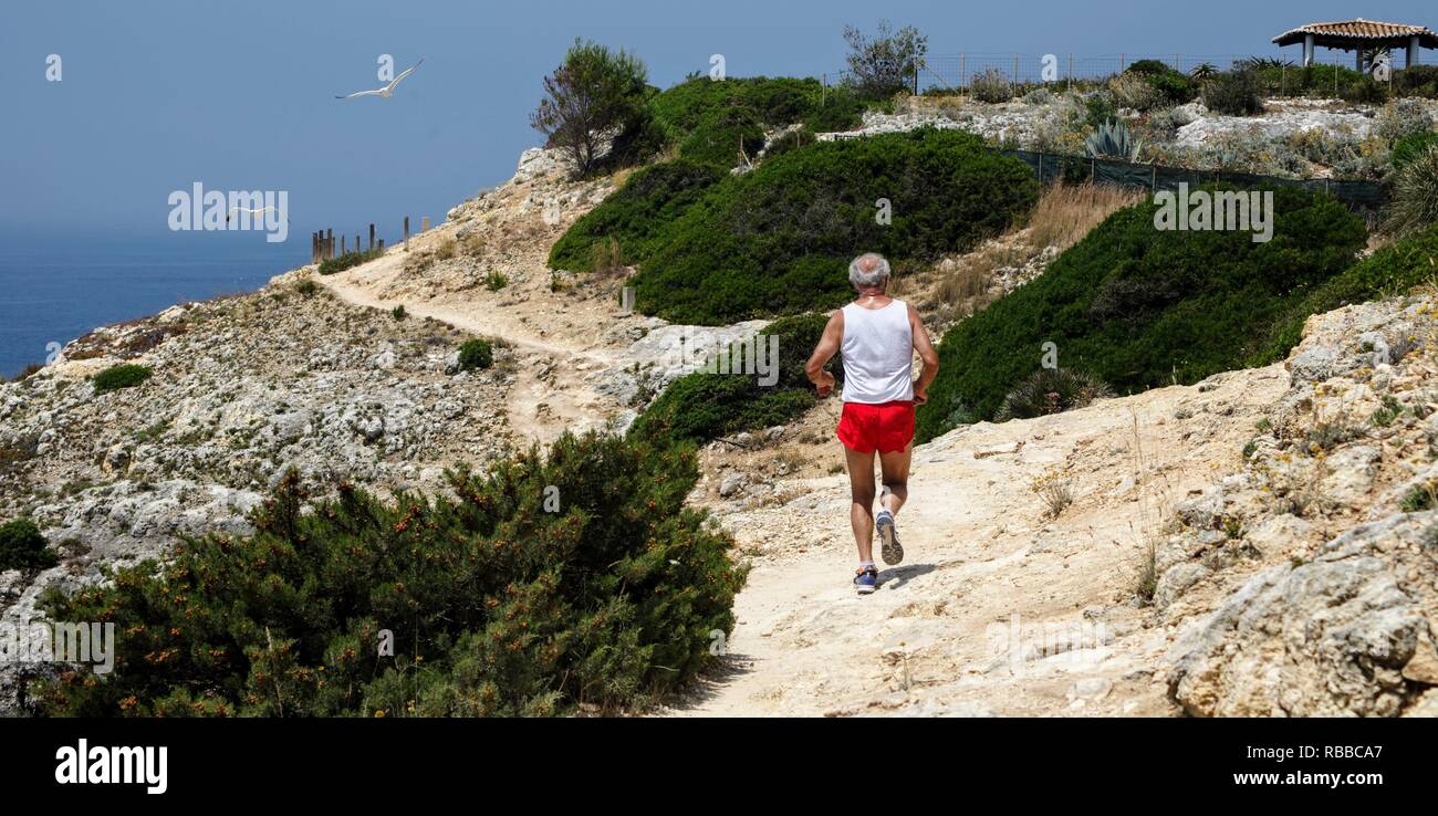 Man joggen auf Klippen an der Algarve Stockfoto