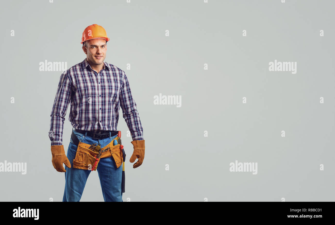 Männliche Builder in Helm in einem Plaid Shirt lächelnd Stockfoto