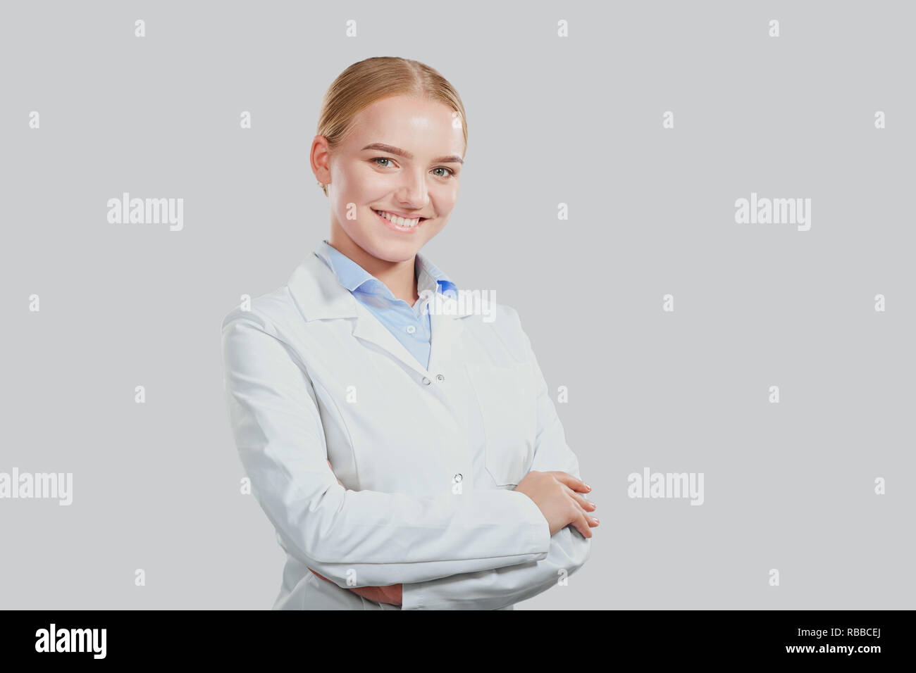 Frau Doktor lächelnde Blondine auf einem Hintergrund. Stockfoto
