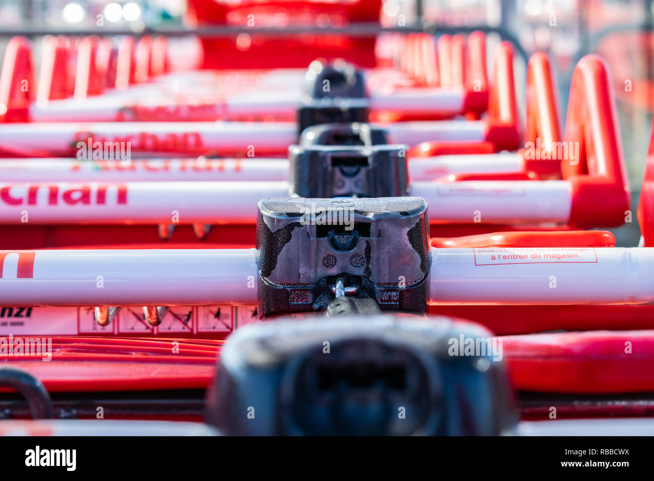 Roncq, Frankreich - Februar 25,2018: Close-up Einkaufswagen Auchan Hypermarkt. Auchan ist eine französische internationalen Supermarktkette. Stockfoto