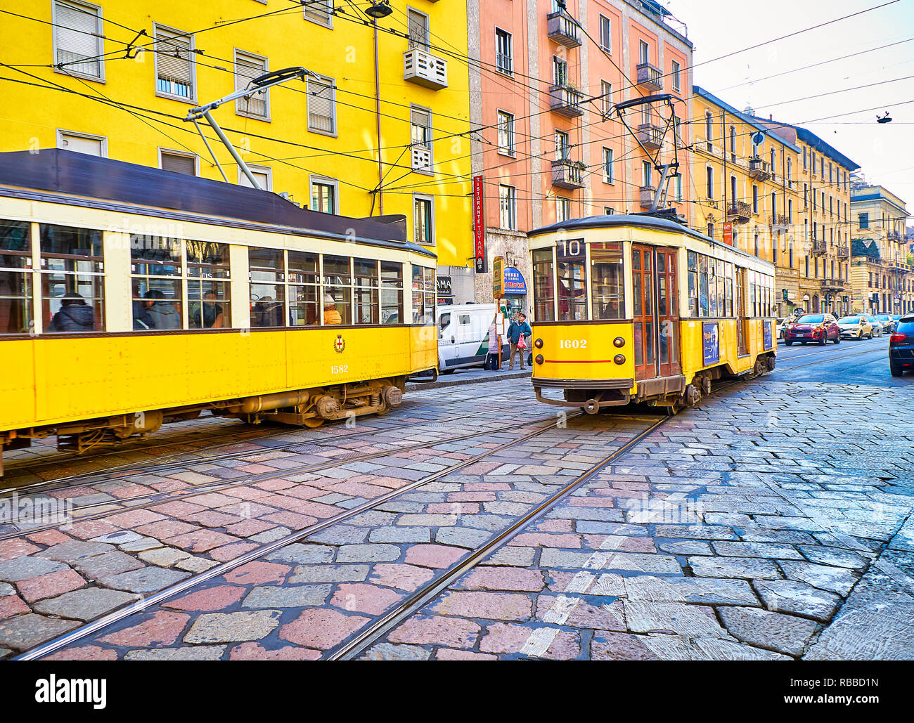 Mailand, Italien - 29. Dezember 2018. Eine Straßenbahn Kreuzung Corso Cristoforo Colombo Straße. Mailand, Lombardei, Italien. Stockfoto