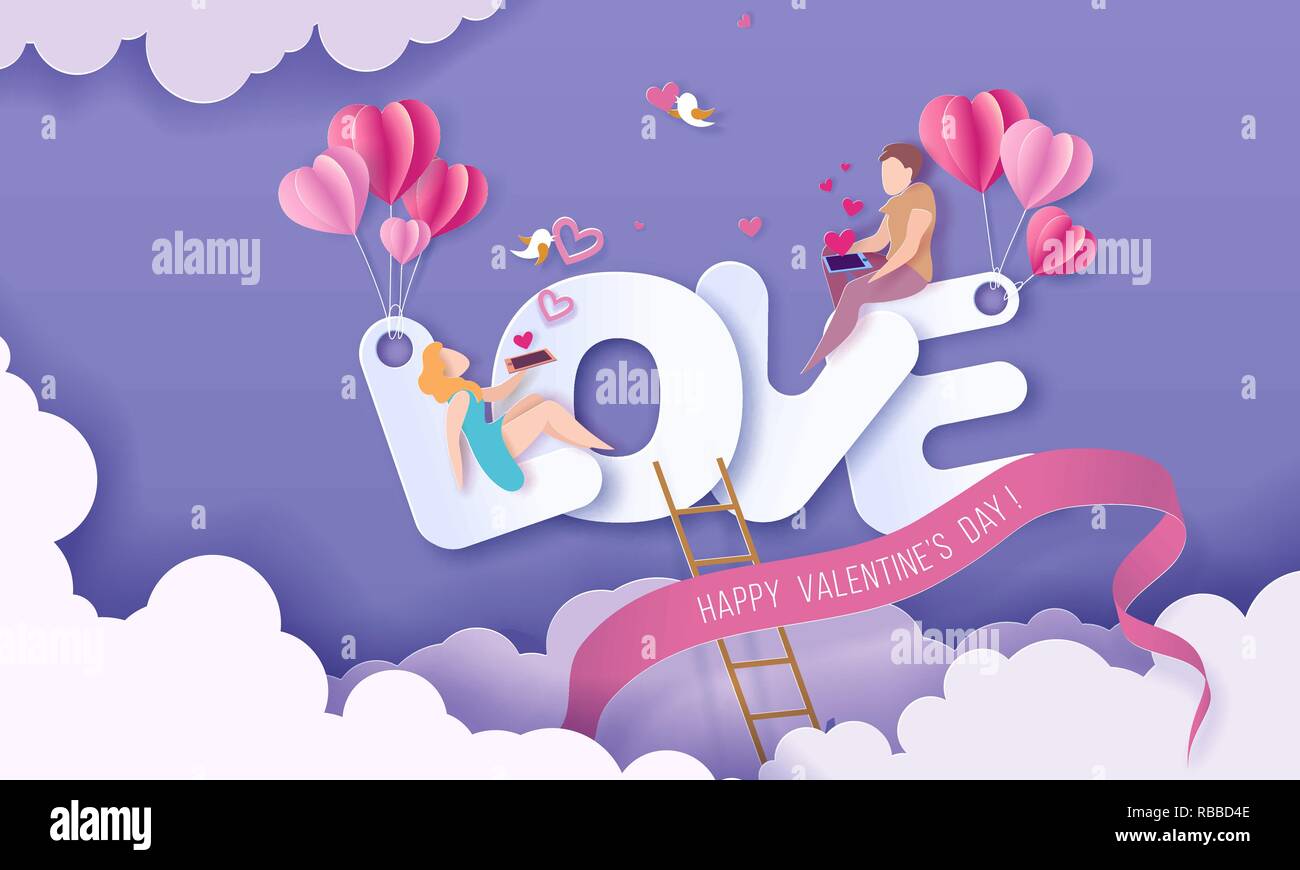 Valentines Tag Karte mit ein paar sitzen auf großen Buchstaben Liebe und Senden von roten Herzen mit ihren Smartphones auf lila Himmel Hintergrund. Vektor Papier art Illustration. Papier geschnitten und Handwerk Stil. Stock Vektor