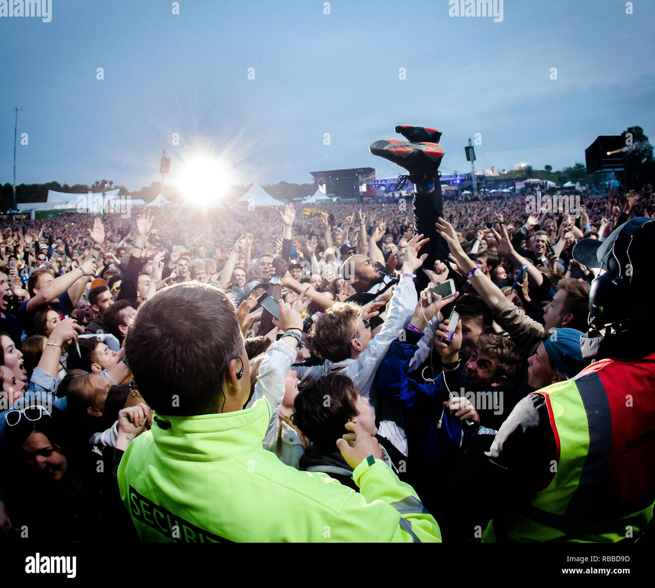 Die elektronische Musik Projekt Major Lazer führt ein Live Konzert bei den Danish Music festival Tinderbox Festival 2015 in Odense. Hier Walshy Feuer ist Crowd surfen. Dänemark, 26/06 2015. Mit Ausnahme von Dänemark. Stockfoto