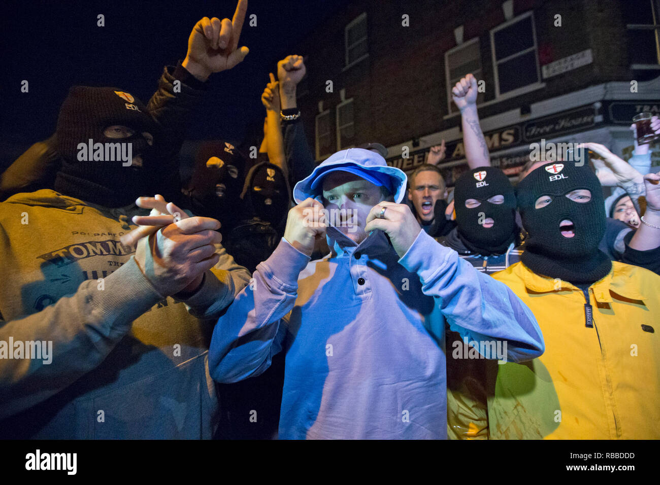 EDL-leader Tommy Robinson spricht mit den Medien durch eine Kneipe in Woolwich, nachdem er Soldat Lee Rigby war in der Nähe ermordet. 22.05.2013. Stockfoto