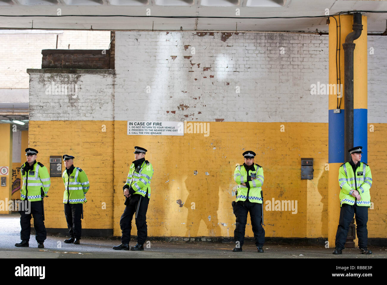 Polizei in East London am 3. September 2011, als sie Beobachten eines English Defence League Protest halten. Stockfoto