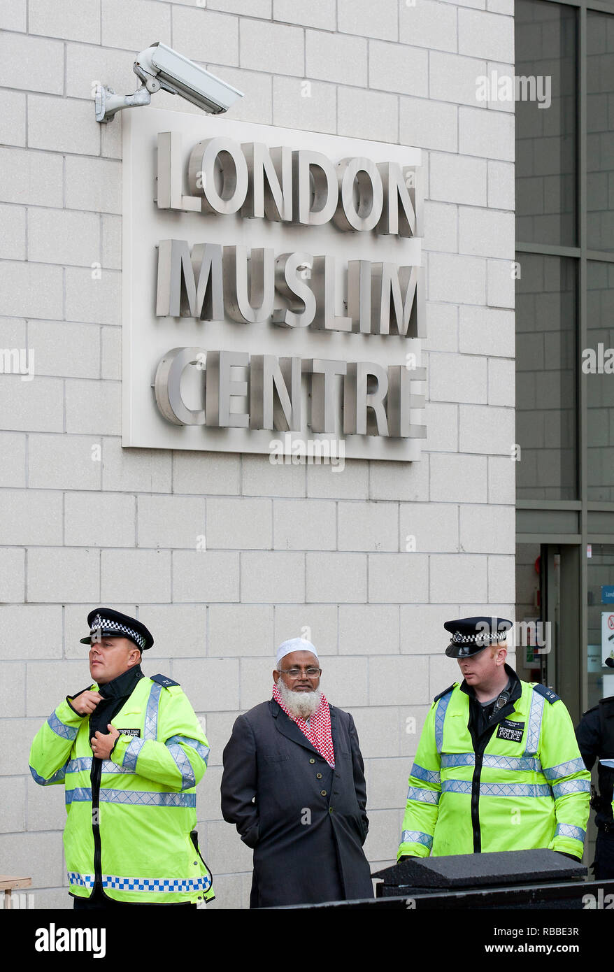 Polizisten Patrouillieren an der London Muslimischen Zentrums, aka East London Moschee, in Tower Hamlets im Londoner Osten am 3. September 2011. Stockfoto