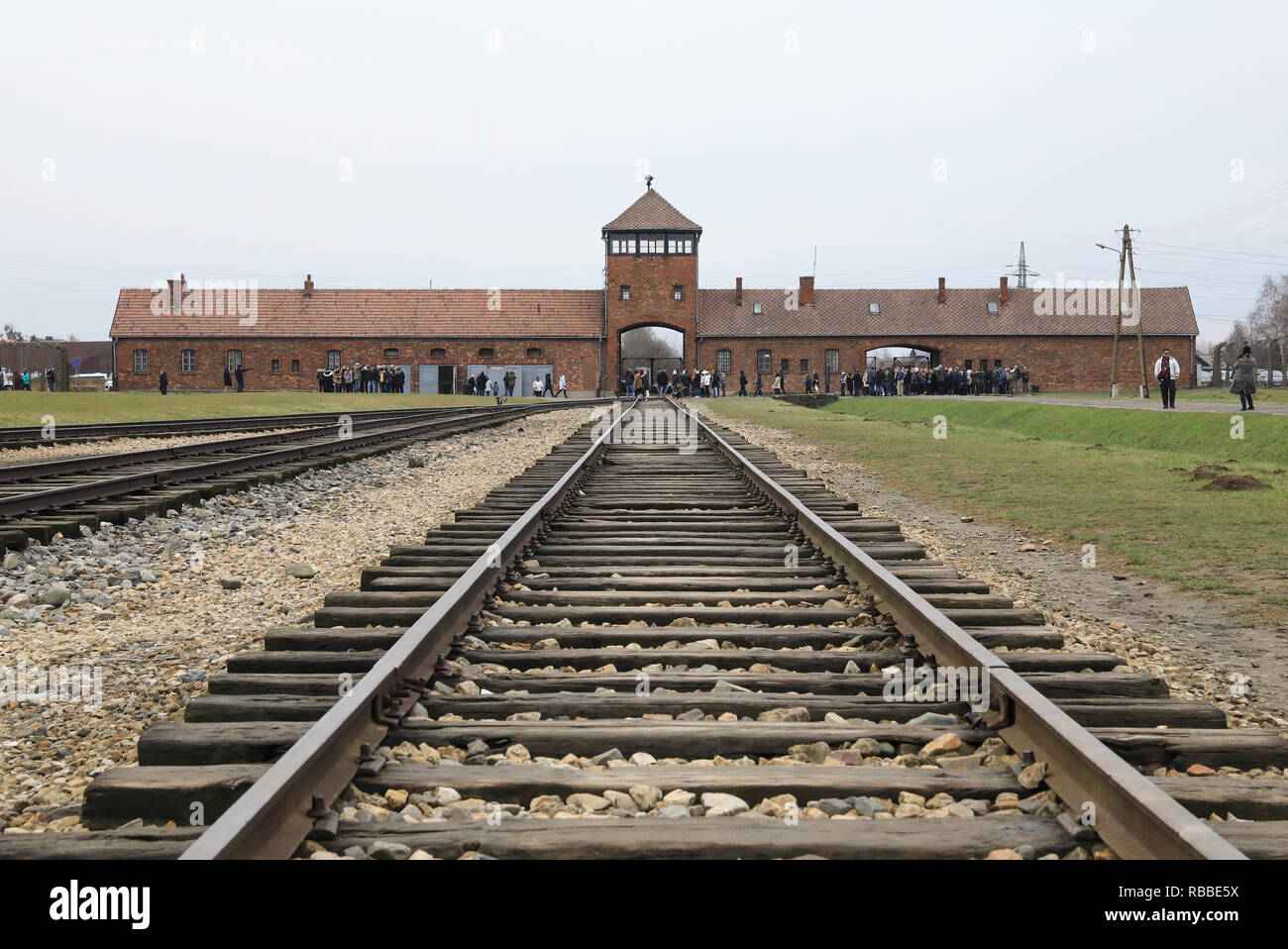 Die Schienen in die grimmige Vernichtungslager Auschvitz 11 Berkenau, in der Nähe von Krakau, Polen Stockfoto