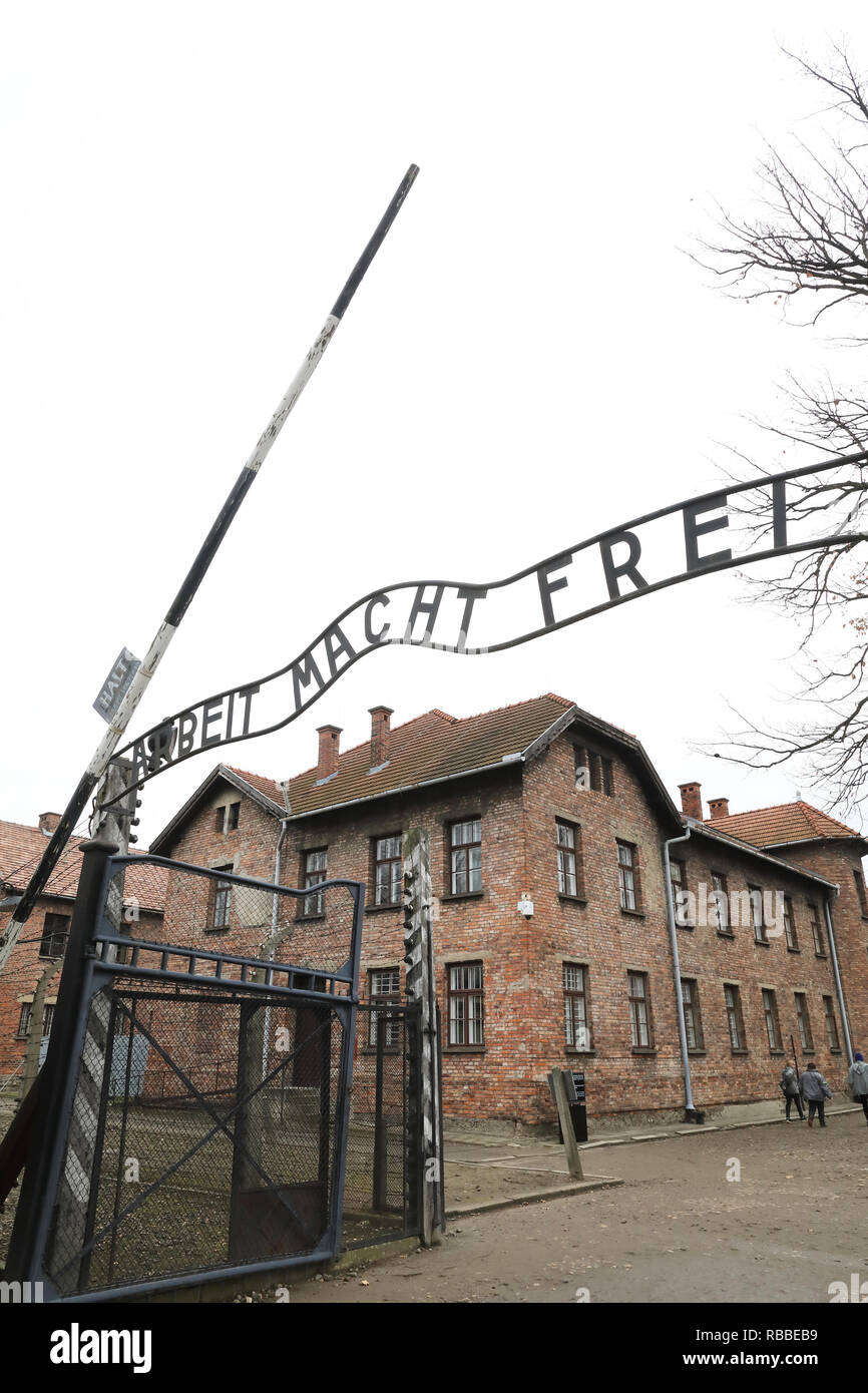 Der zynische Slogan - "Arbeit macht frei" über dem Eingang des Konzentrationslagers Auschwitz 1, in Polen, in Europa Stockfoto