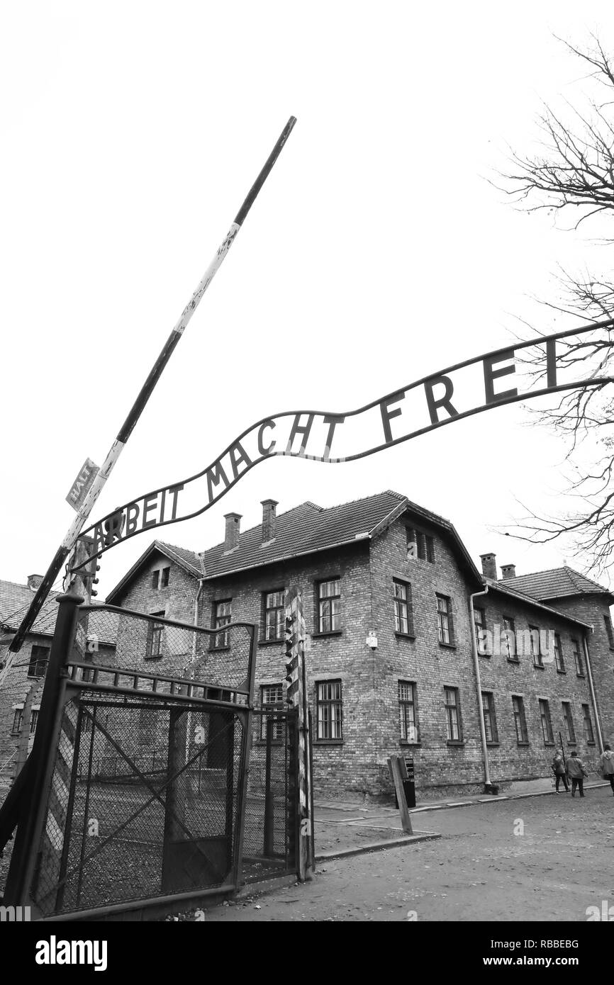 Der zynische Slogan - "Arbeit macht frei" über dem Eingang des Konzentrationslagers Auschwitz 1, in Polen, in Europa Stockfoto