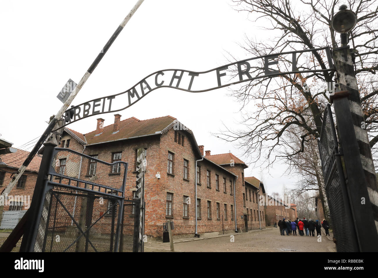 Der zynische Slogan - "Arbeit macht frei" über dem Eingang des Konzentrationslagers Auschwitz 1, in Polen, in Europa Stockfoto