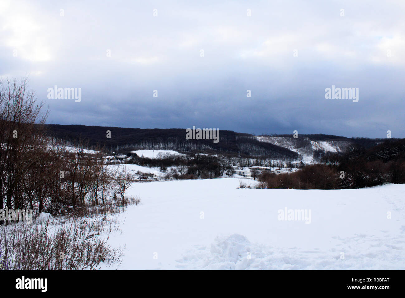 Landschaft im Schnee und Winter, schöne Himmel beenden, entspannen Stockfoto