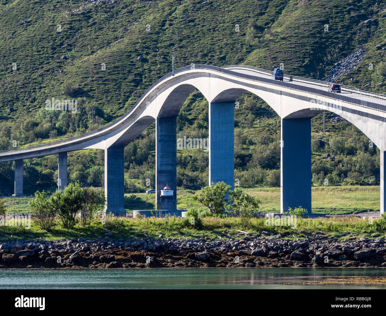 Brücke über die Meerenge Gimsöystraumen zwischen der Insel und Gimsöya Austvagöya, Lofoten, Norwegen Stockfoto