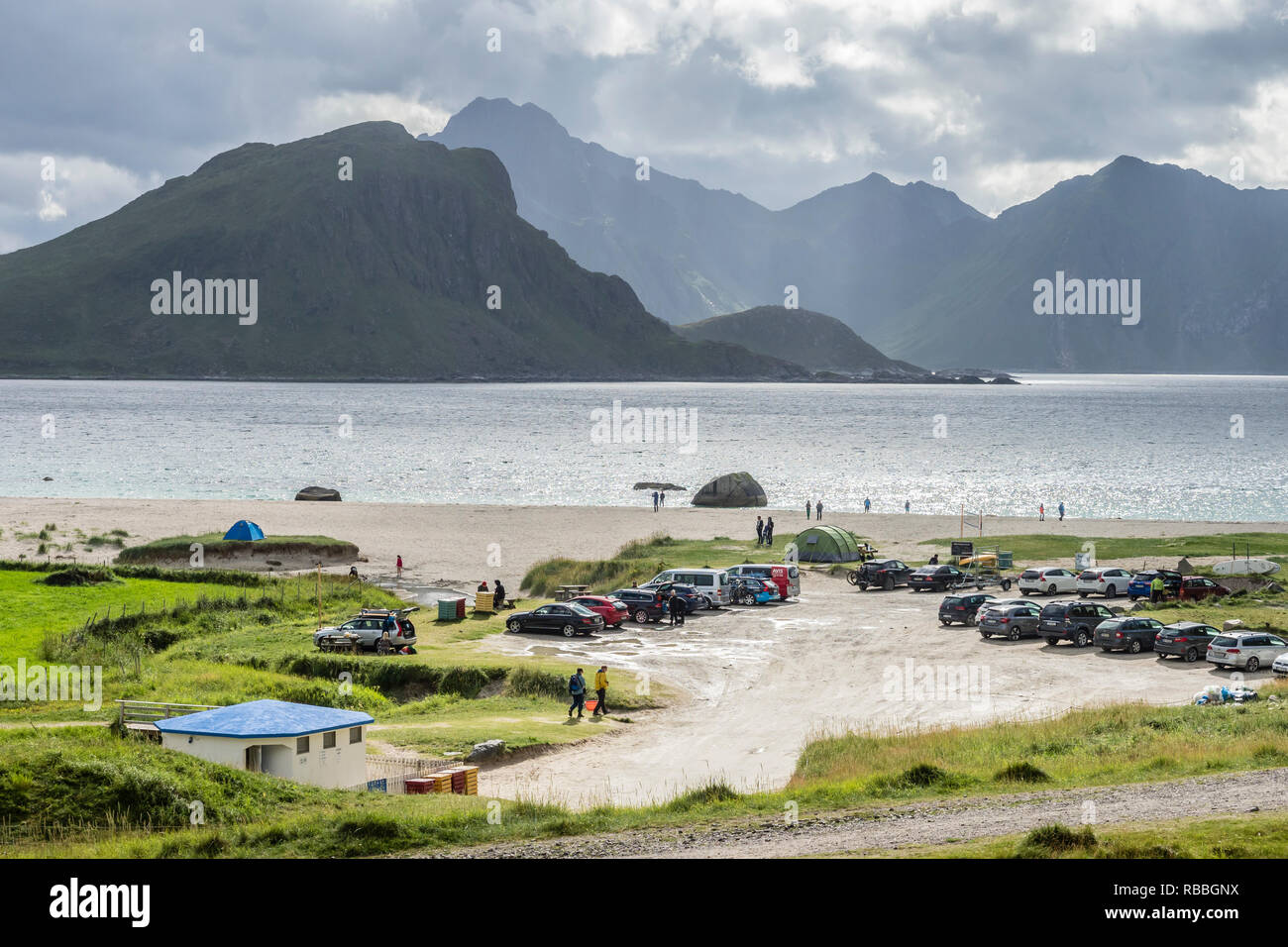 Parkplatz, Toiletten und Zelte auf Hauklandstranda, haukland Strand, Insel Vestvagöy, Lofoten, Norwegen Stockfoto