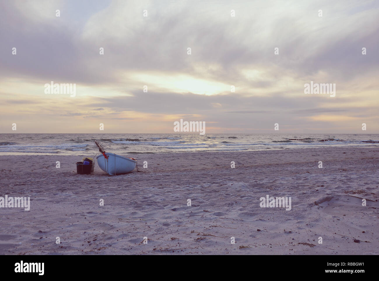 Ein wenig Tretboot am Strand bei Sonnenuntergang. Stockfoto