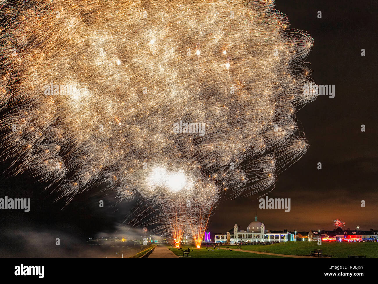 Silvester Feuerwerk über spanische Stadt, Whitley Bay, North Tyneside, Vereinigtes Königreich Stockfoto