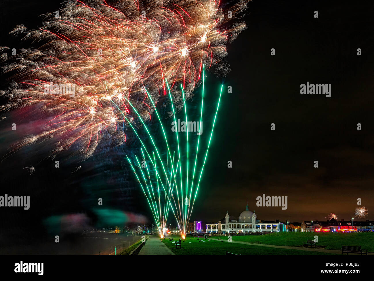 Silvester Feuerwerk über spanische Stadt, Whitley Bay, North Tyneside, Vereinigtes Königreich Stockfoto