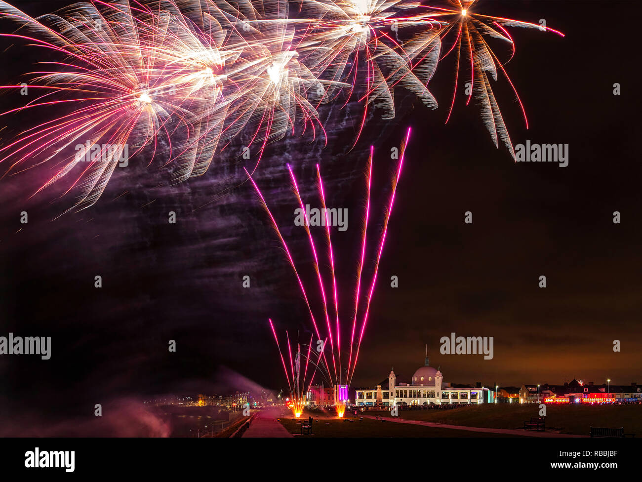 Silvester Feuerwerk über spanische Stadt, Whitley Bay, North Tyneside, Vereinigtes Königreich Stockfoto
