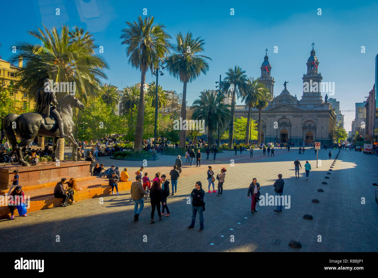 SANTIAGO, CHILE - 13 September, 2018: die Menschen auf der Plaza de Armas vor Santiago Kathedrale. Dies ist die wichtigste Sguare der Stadt, umgeben von historischen Gebäuden Stockfoto