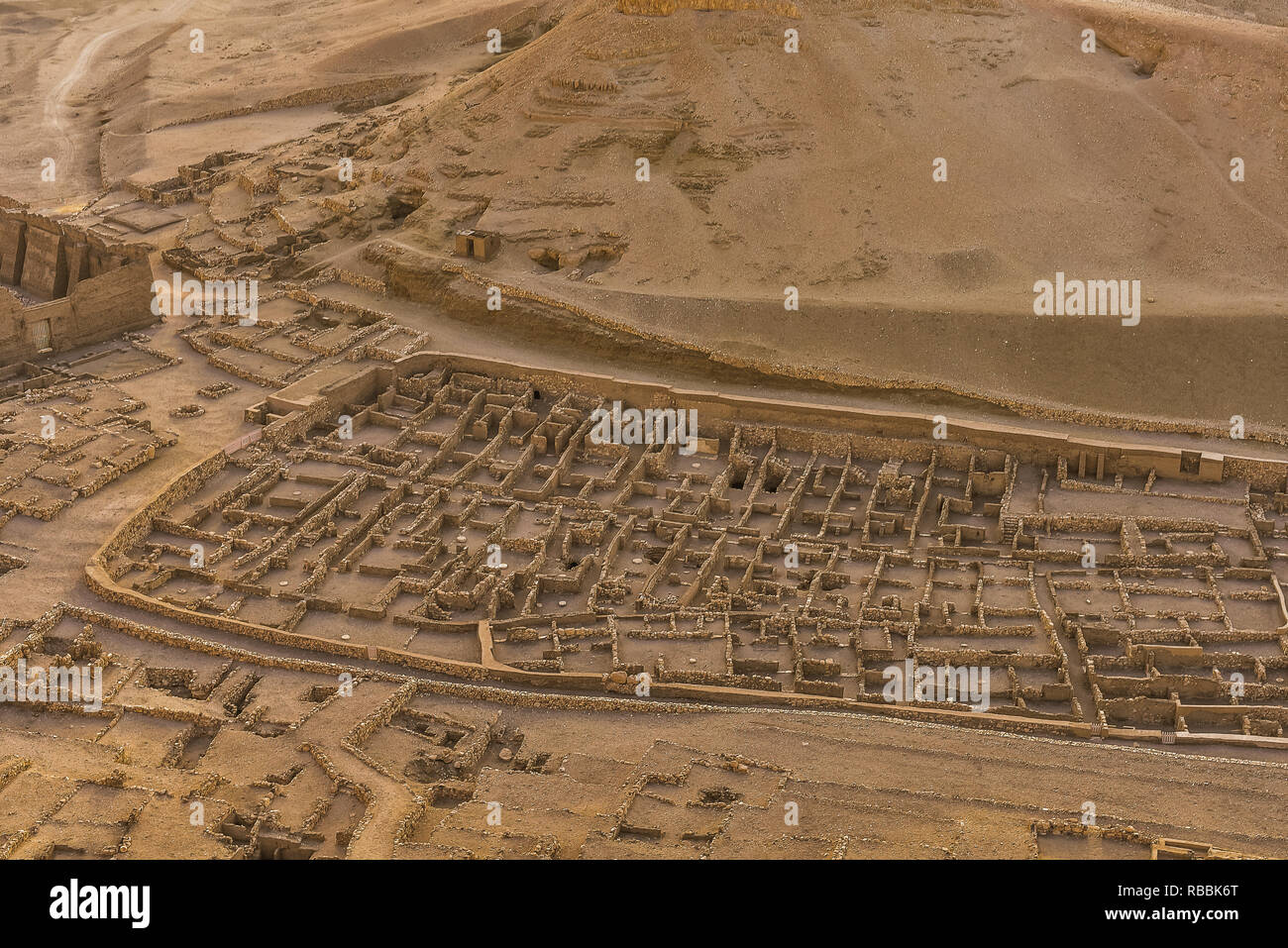 Antike Ruinen in das Dorf der Arbeiter in Deir El-Medina, eine Ansicht aus einem Heißluftballon, Luxor, Ägypten, 22. Oktober 2018 Stockfoto