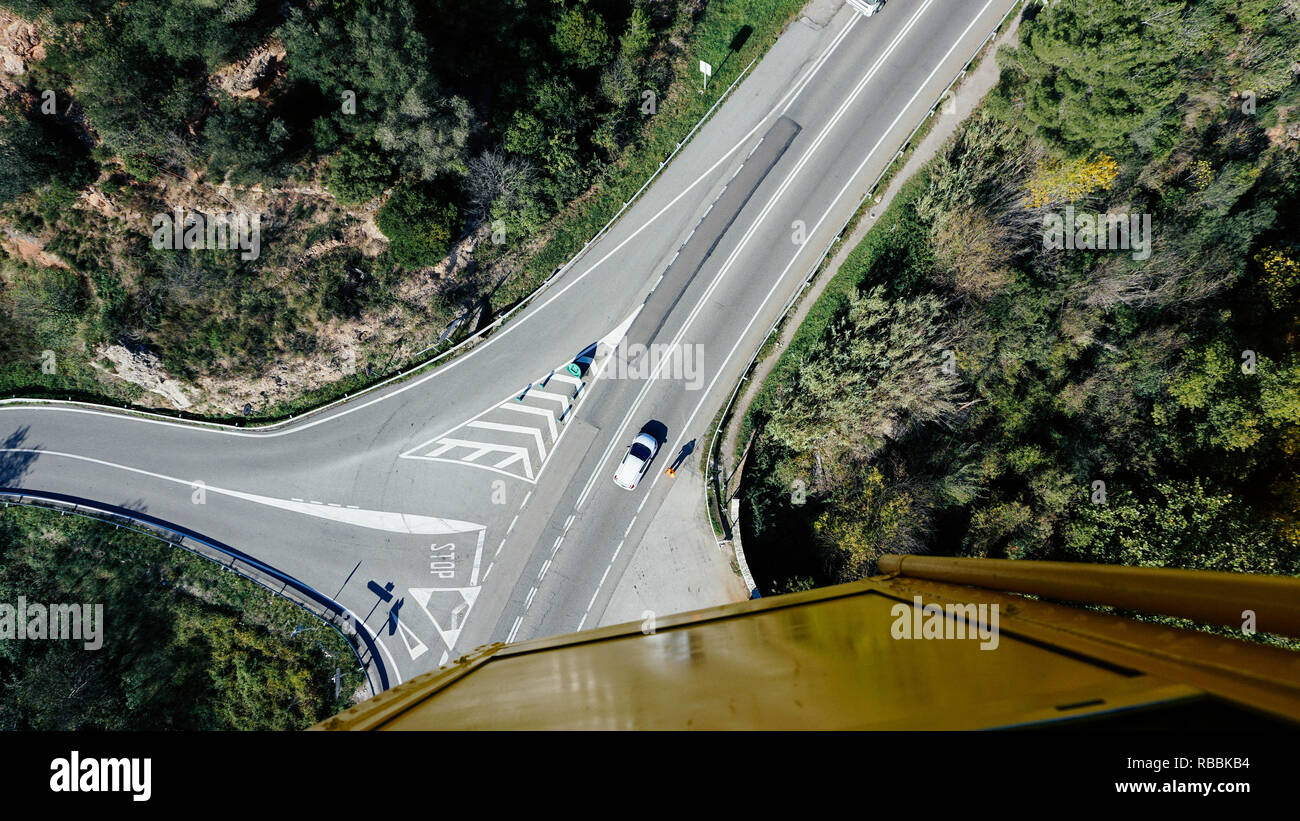 Der Blick auf eine Straße von einer Seilbahn hoch in die Luft. Stockfoto