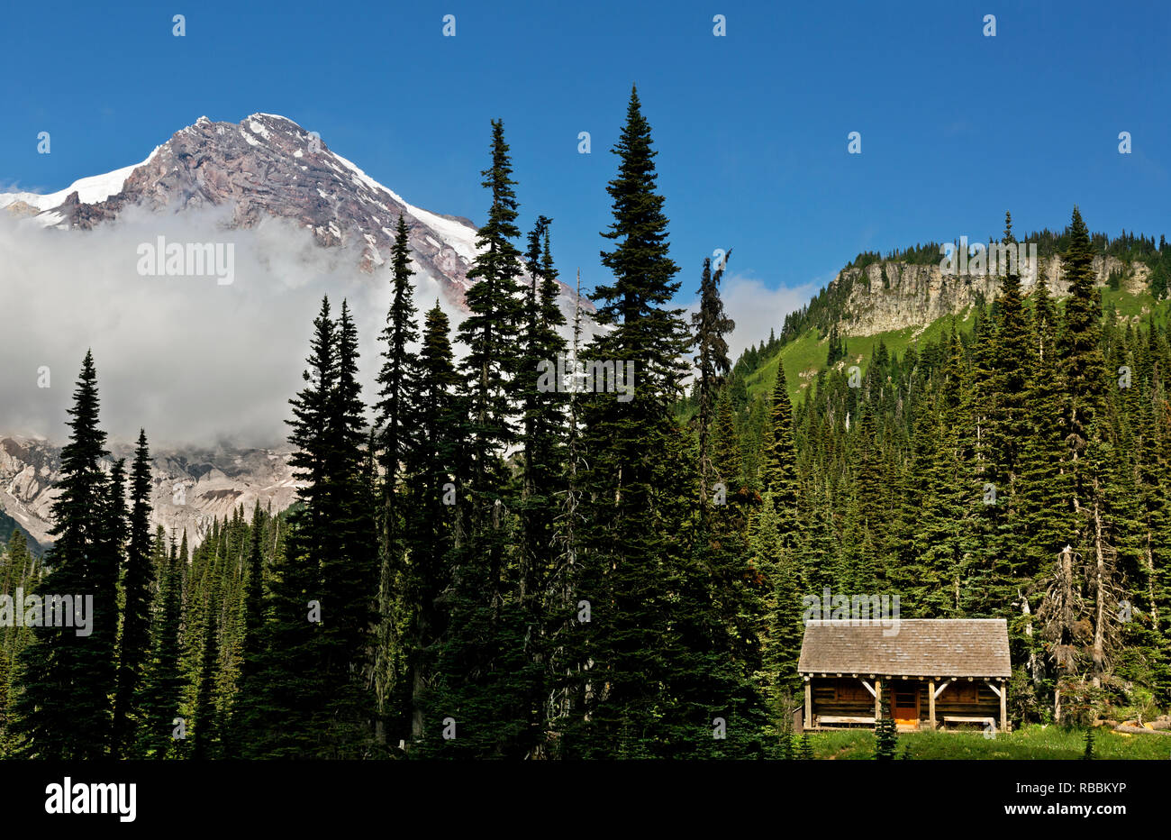 WA 15692-00 ... WASHINGTON - Backcountry ranger Cabin in der indischen Henry's Jagdrevier Bereich der Mount Rainier National Park. Stockfoto