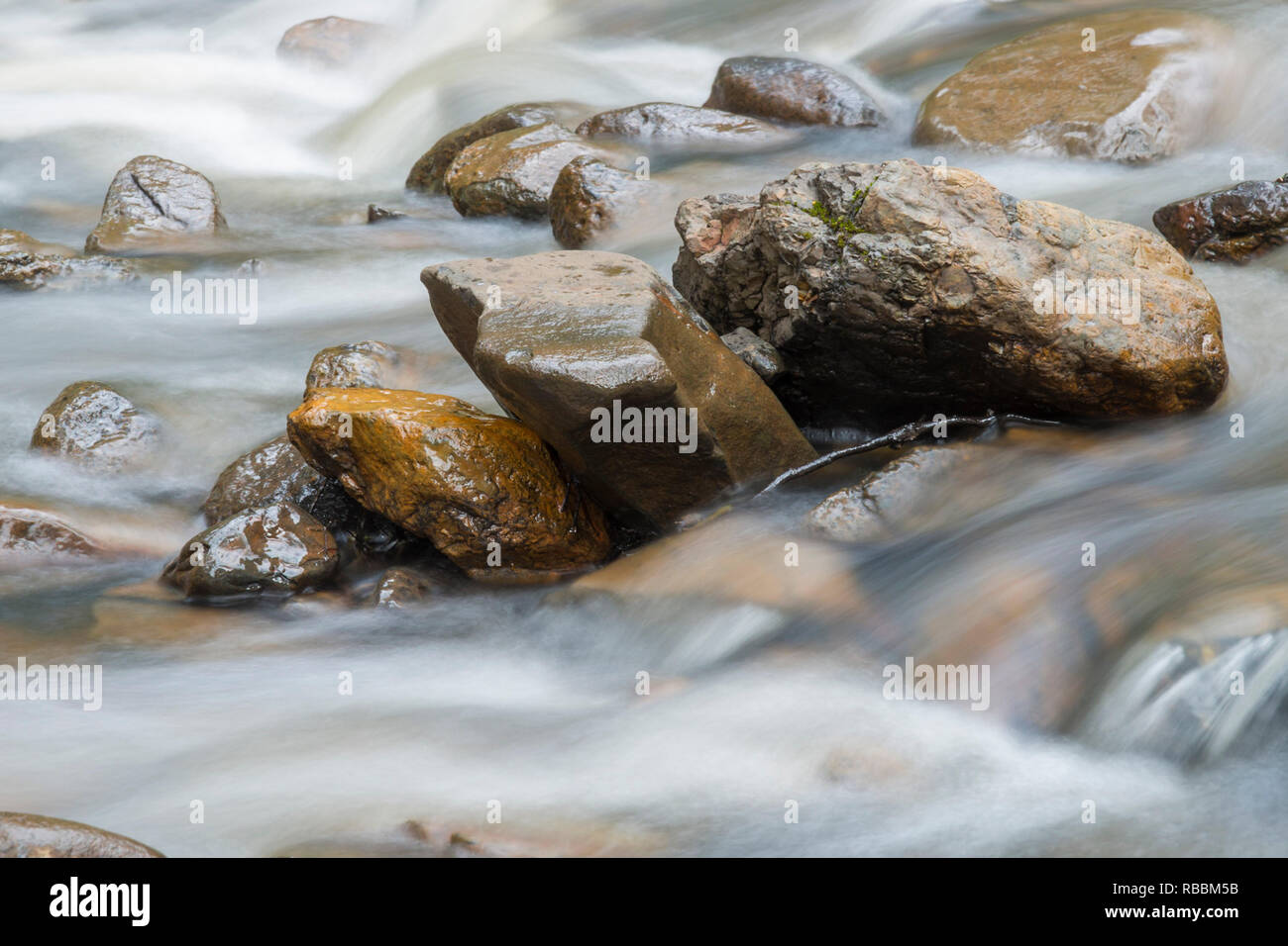 Nahaufnahme der schnelle flowig Fluss Felsen mit Slow Shutter, Wasser Bewegungsunschärfe West gawler Fluss Tasmanien Stockfoto