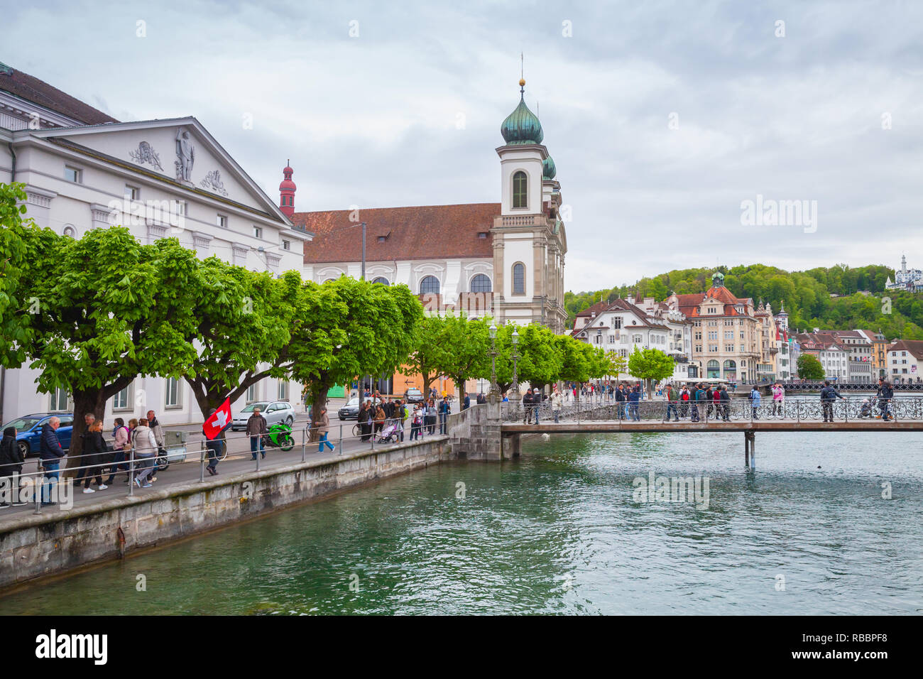 Luzern, Schweiz - 7. Mai 2017: Street View mit Touristen auf dem See Küste in der Stadt Luzern Stockfoto